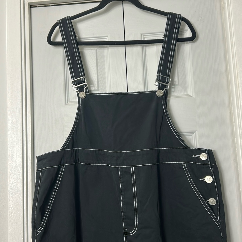 Stylish Black Jumpsuit with Contrast Stitching